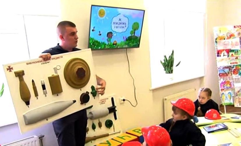 Во всех школах Украины появятся специализированные классы, в которых детей будут учить выживать