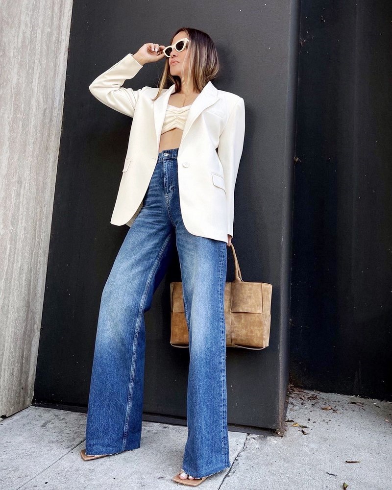 Названы пять лучших моделей джинсов для женщин старше 40 лет