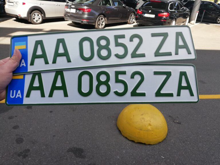 Украинцам придется менять автомобильные номера: Кабмин запретил использовать три буквы - today.ua