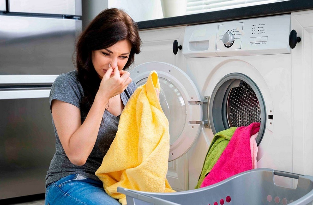 Один дешевий засіб допоможе очистити пральну машинку від запаху та бактерій