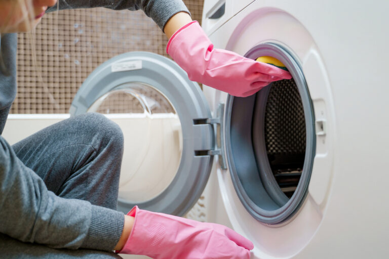 Одно дешевое средство поможет очистить стиральную машинку от запаха и бактерий - today.ua