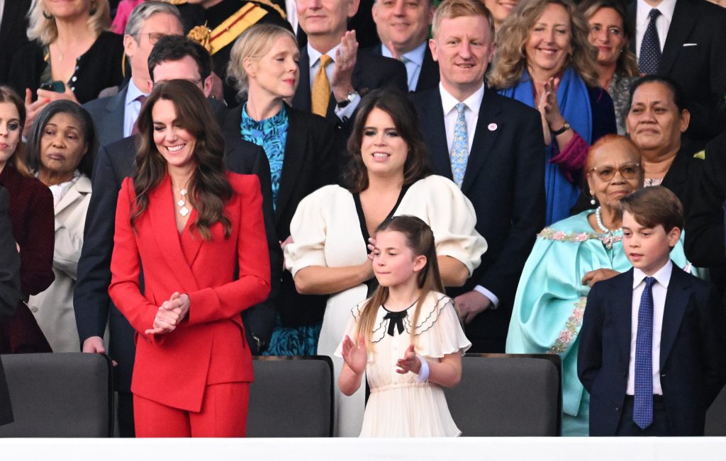 В трендовом костюме любимого бренда: Кейт Миддлтон впечатлила ярким образом на праздничном концерте после коронации Чарльза III