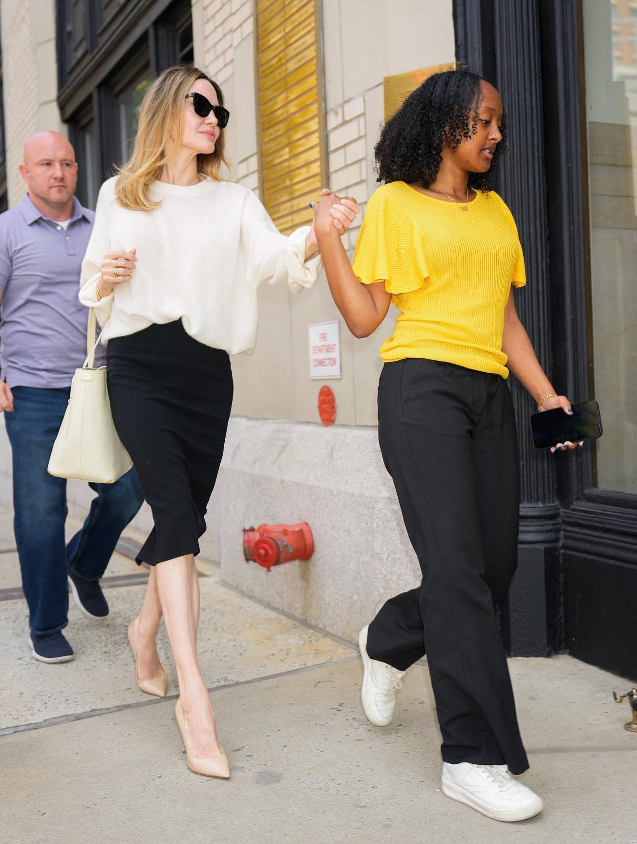 Спідниця-олівець та трендовий об'ємний светр: Анджеліна Джолі з'явилася з дочкою у Нью-Йорку
