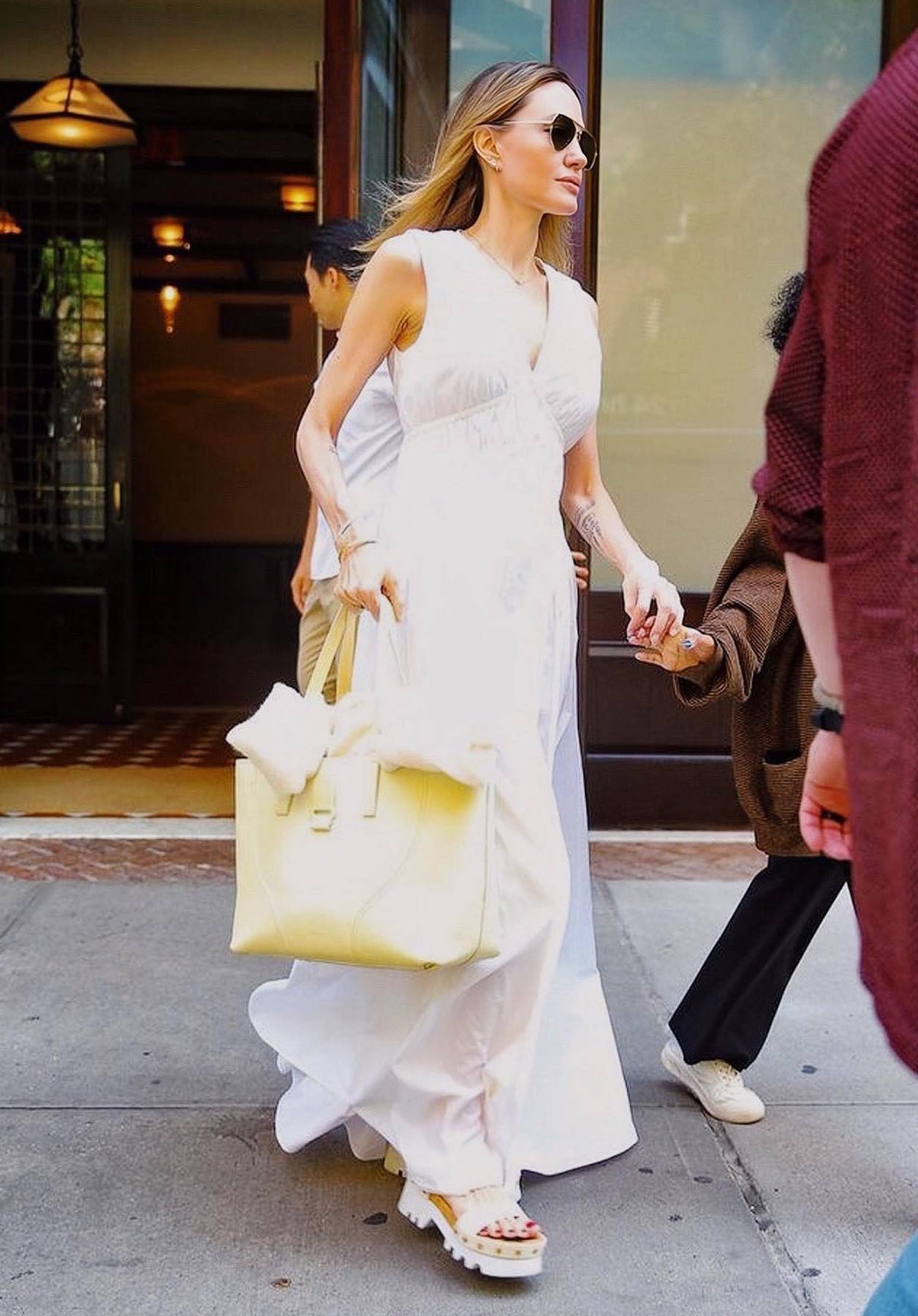 Просто, але стильно: Анджеліна Джолі у трендовій літній сукні потрапила в об'єктиви папараці