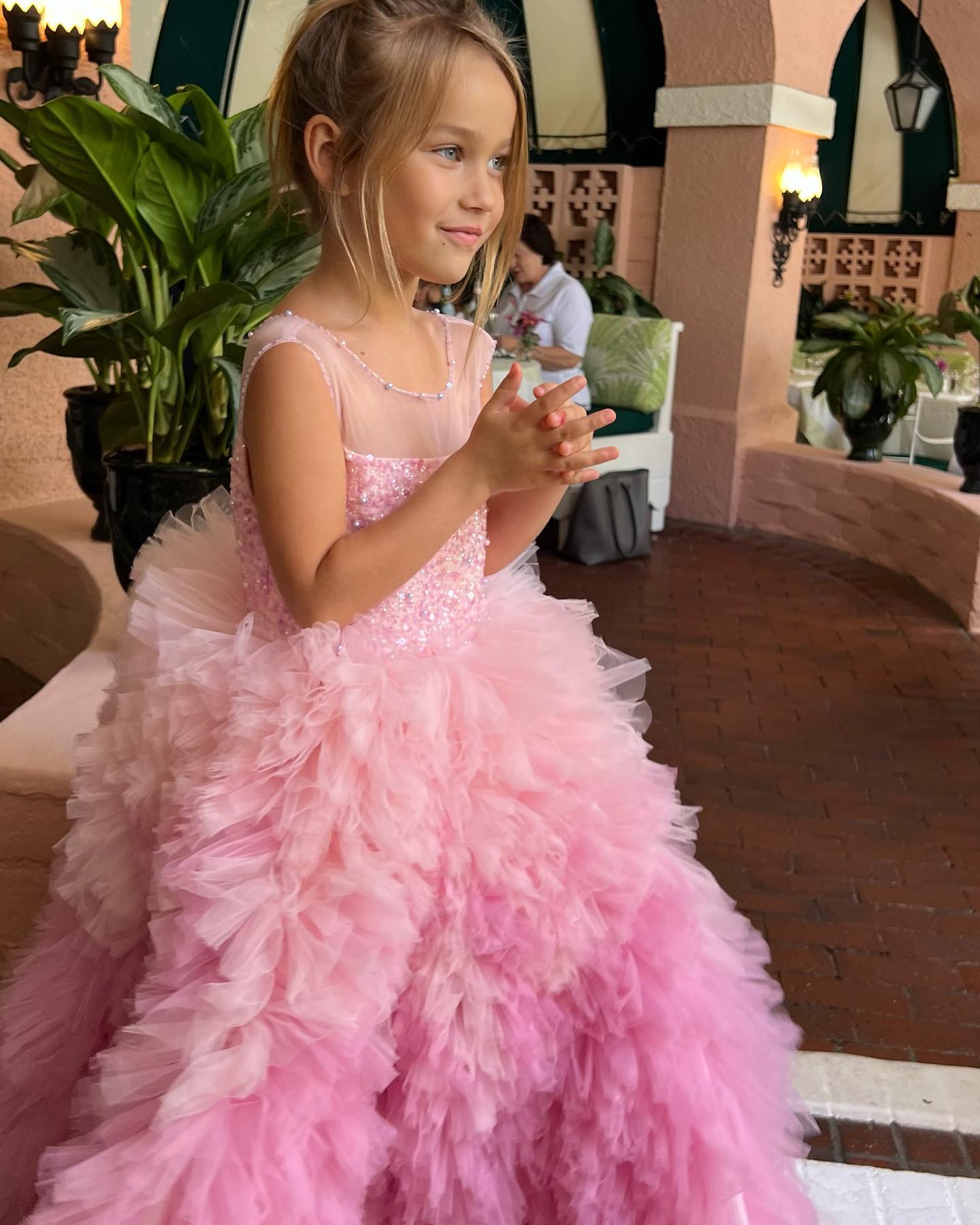 “Буде розбивати серця“: 6-річна донька Ступки в пишній рожевій сукні принцеси викликала фурор