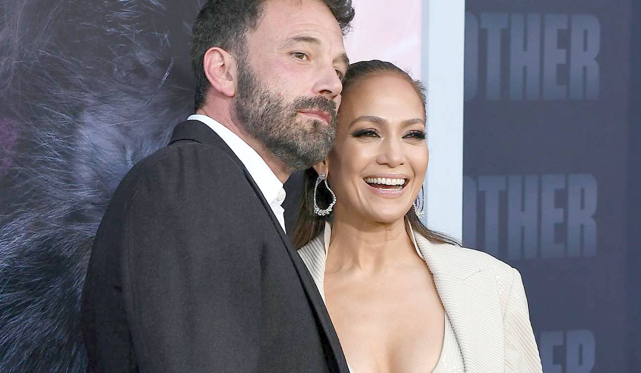 У крихітному топі та трендовій спідниці: 53-річна Дженніфер Лопес відвідала прем'єру свого нового фільму - today.ua