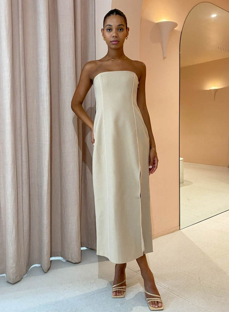 Сукня-колона - новий тренд 2023 року, який замінила набридлі комбінації