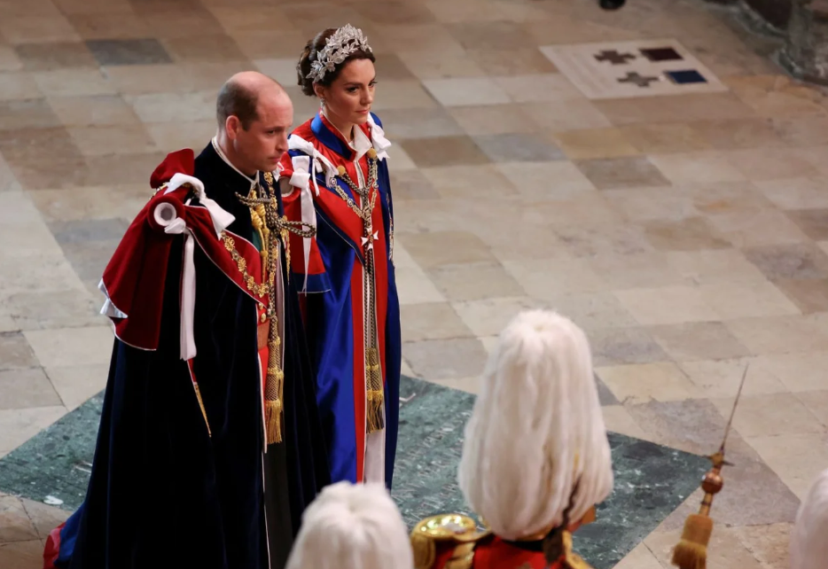 В белом платье и без тиары: Кейт Миддлтон вместе с Уильямом и детьми появилась на коронации Чарльза ІІІ
