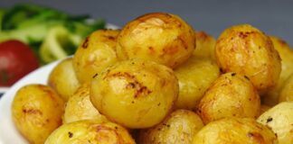 Как вкусно запечь молодой картофель: рецепт сезонного гарнира с чесноком и зеленью - today.ua