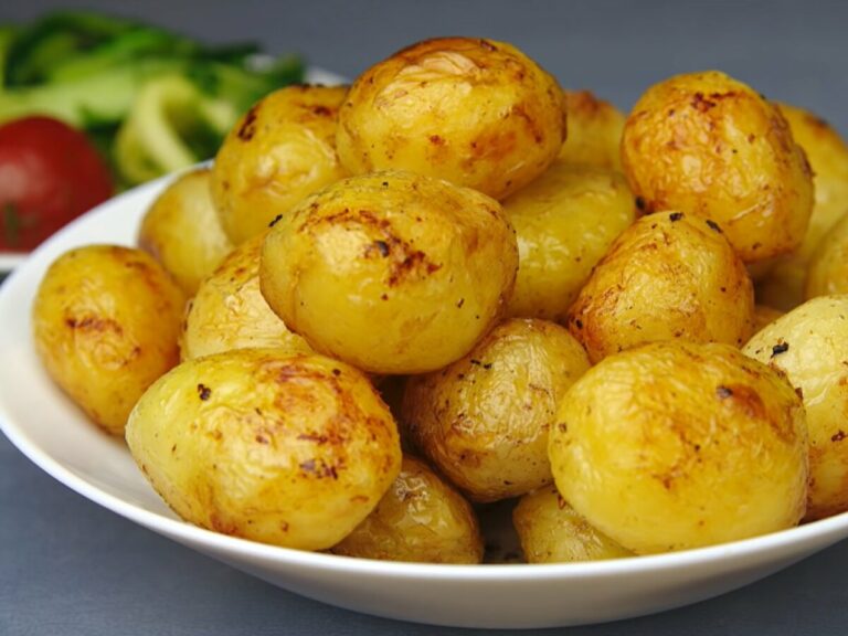 Как вкусно запечь молодой картофель: рецепт сезонного гарнира с чесноком и зеленью - today.ua