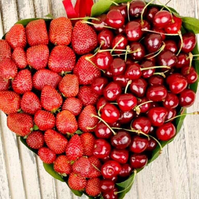 Цены на черешню и клубнику изменились: когда на рынке появятся доступные ягоды  - today.ua
