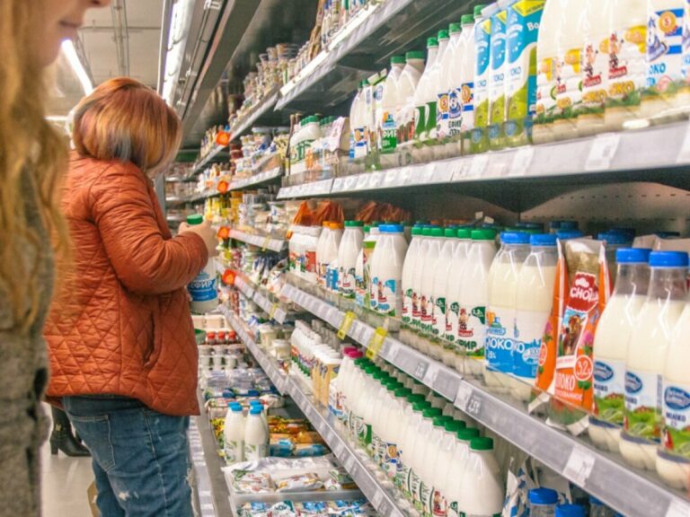 В українських супермаркетах змінилися ціни на молочку: що подорожчало найбільше - today.ua