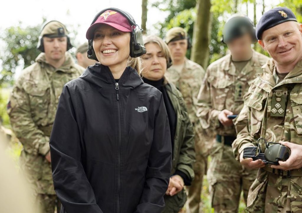 В трендовых джинсах и кепке: Елена Зеленская встретилась с украинскими военными в Великобритании - today.ua