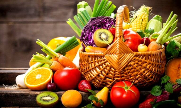 Названо найшкідливіші овочі та фрукти, які небезпечно вживати в їжу - today.ua