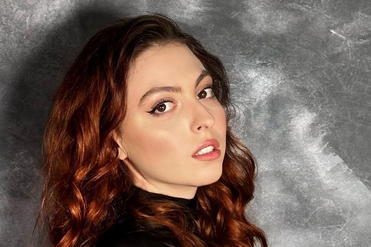 Обтягивающее платье и красная помада: 18-летняя дочь Оли Поляковой продемонстрировала женственный образ