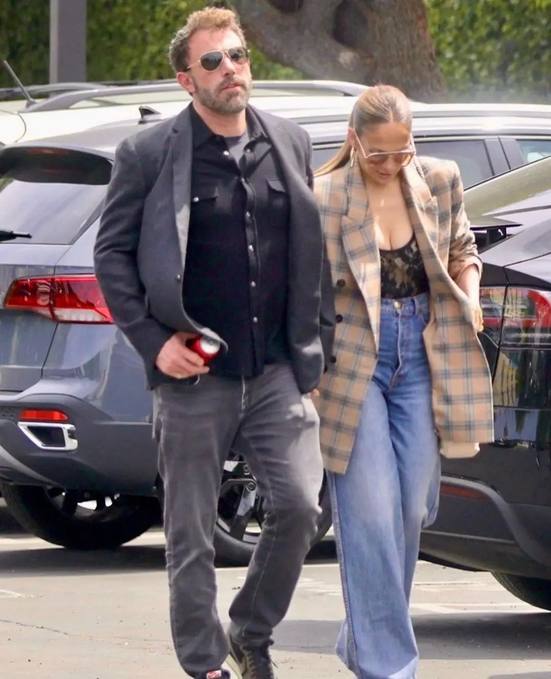 В широких джинсах и прозрачном корсете: Дженнифер Лопес попала в объективы папарацци на свидании с мужем