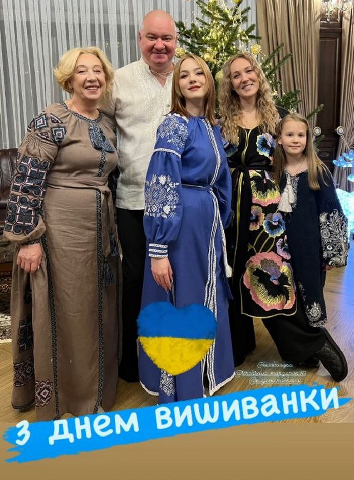Старша дочка Євгена Кошового підкорила красою на новому рідкісному фото з родиною