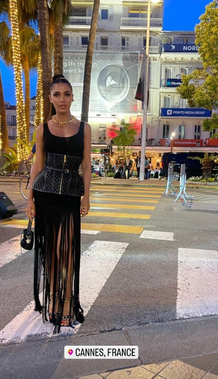 В мини-платье с корсетом: Санта Димопулос в эффектном наряде украсила Каннский кинофестиваль