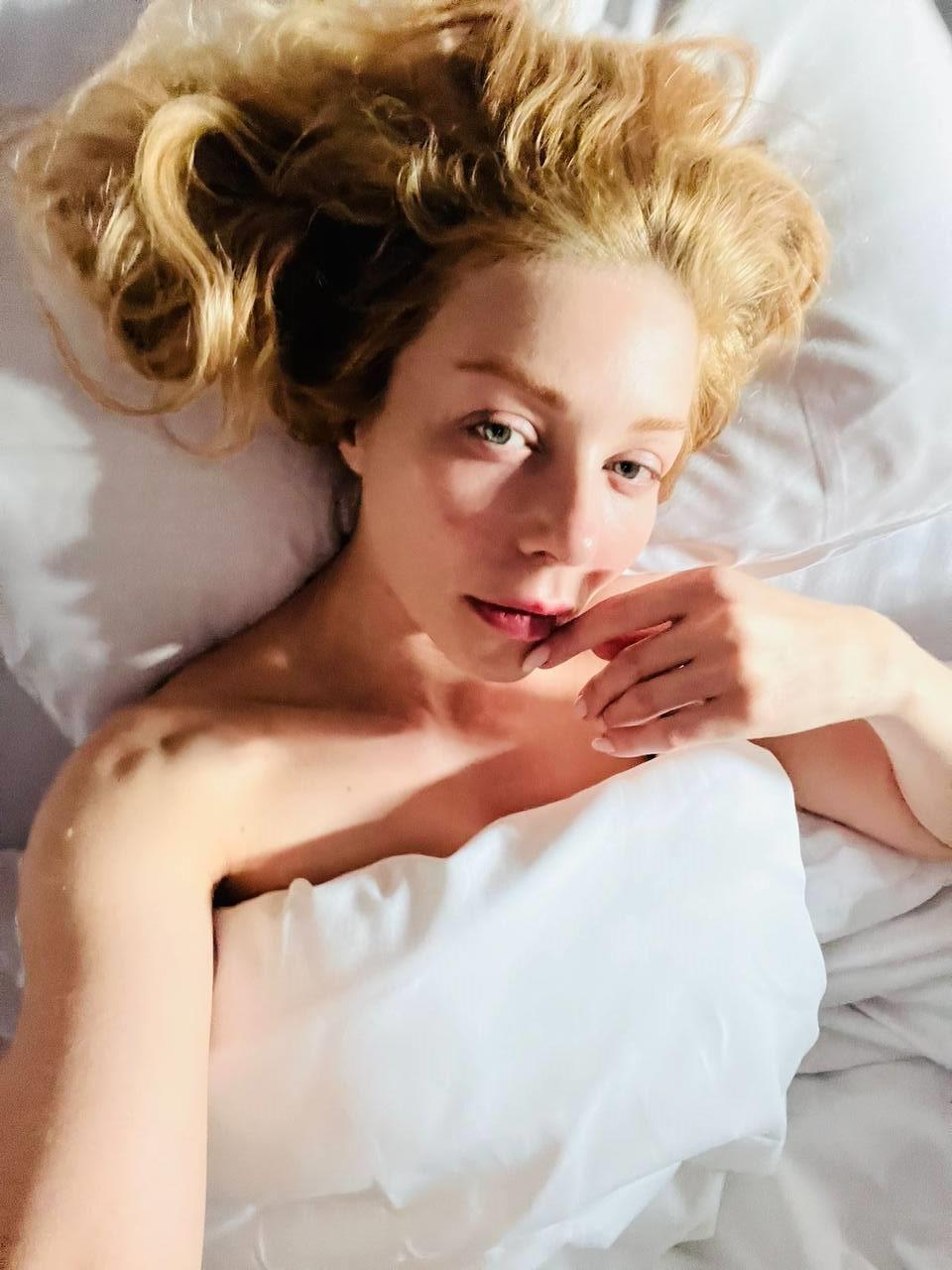 Без одежды и макияжа: Тина Кароль повторила культовый образ Мэрилин Монро в постели