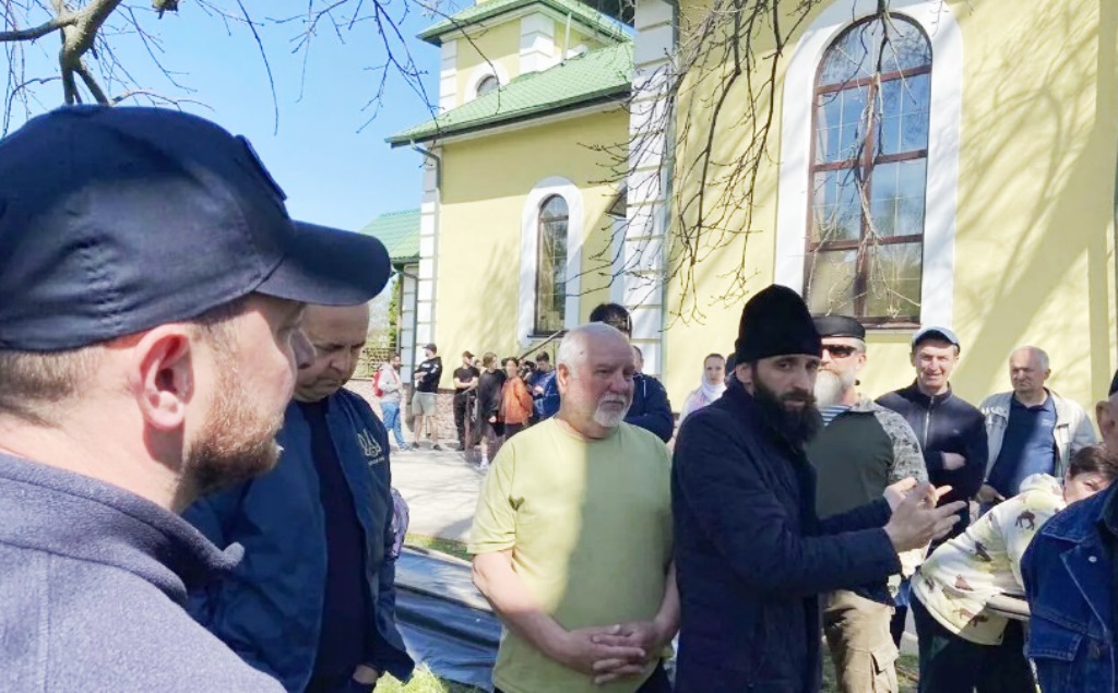 Скандал под Киевом: священник УПЦ МП отказался отдать ключи от церкви и впустить прихожан