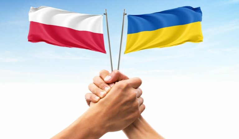 Польша отменит выплаты украинским беженцам и запретит им работать: заявление правительства - today.ua