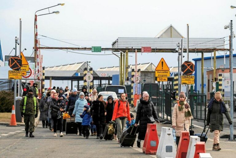 Украинские беженцы массово выезжают из Польши: стали известны причины - today.ua