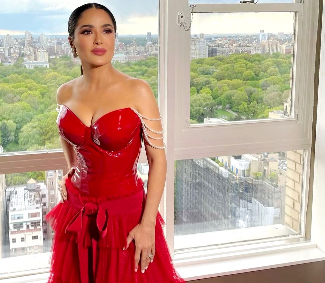 У червоному латексному корсеті та діамантах: Сальма Хаєк викликала фурор на балу Met Gala - today.ua