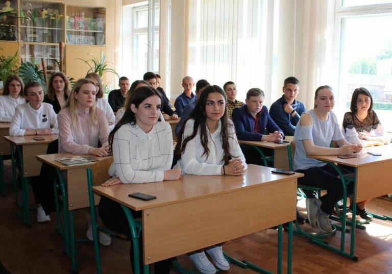 В школах Украины будут преподавать на двух языках: кого ждет нововведение - today.ua