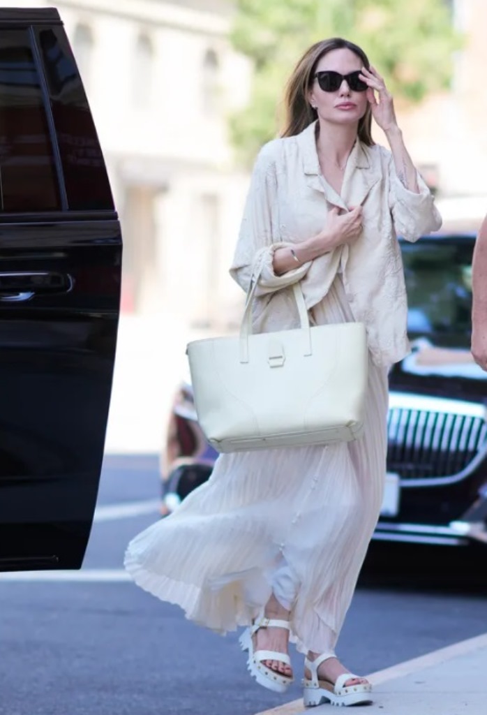 Анджелина Джоли в белоснежном платье появилась в Нью-Йорке: фото папарацци