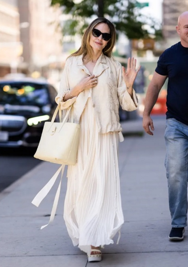 Анджелина Джоли в белоснежном платье появилась в Нью-Йорке: фото папарацци
