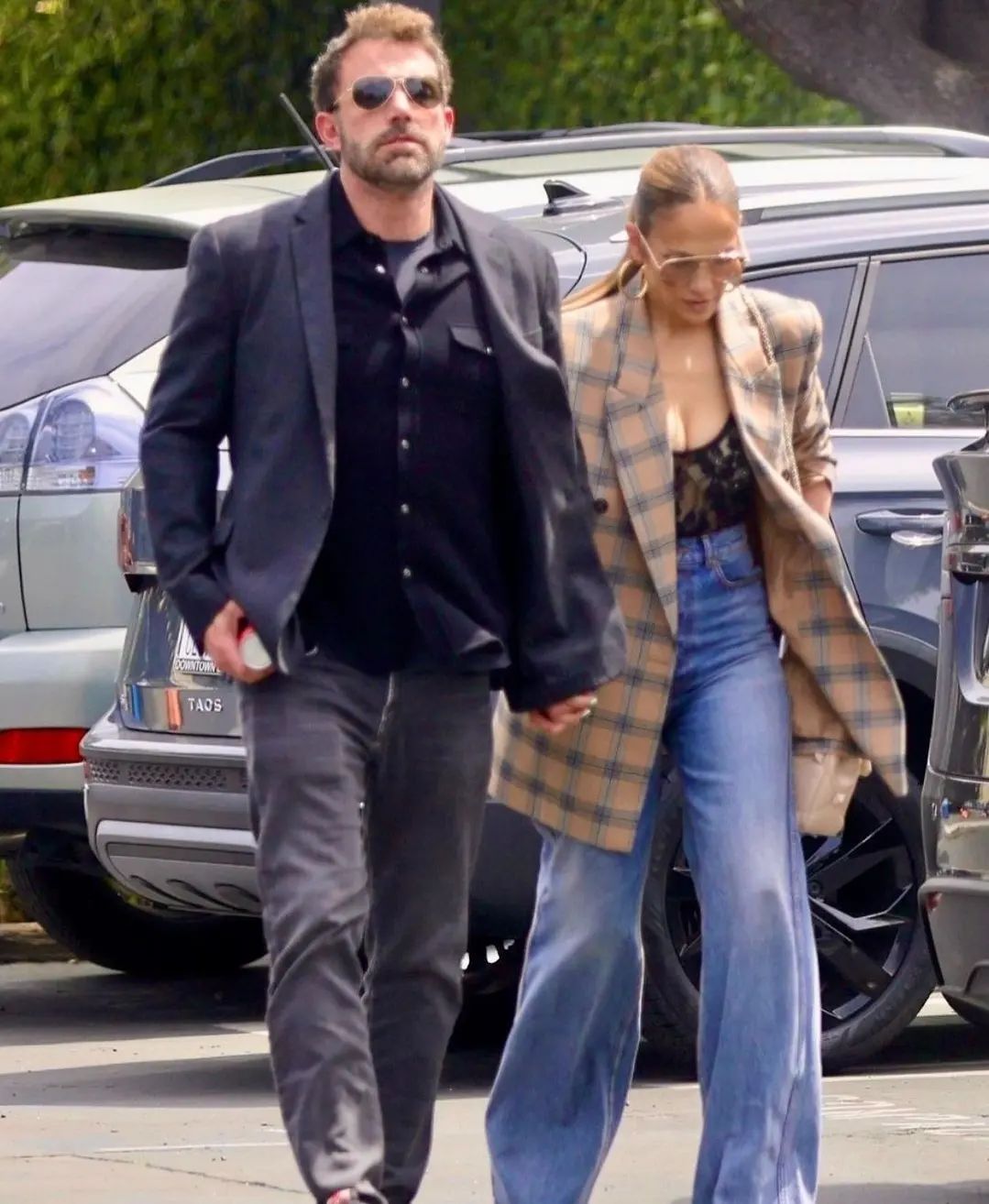 У широких джинсах та прозорому корсеті: Дженніфер Лопес потрапила в об'єктиви папараці на побаченні з чоловіком