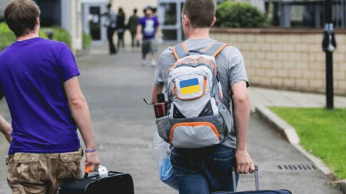 Из Украины не выпускают 17-летних юношей: стало известно, есть ли у них право на выезд за границу во время мобилизации - today.ua