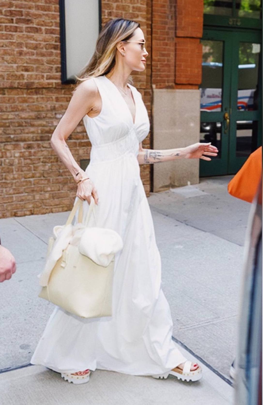 Просто, але стильно: Анджеліна Джолі у трендовій літній сукні потрапила в об'єктиви папараці