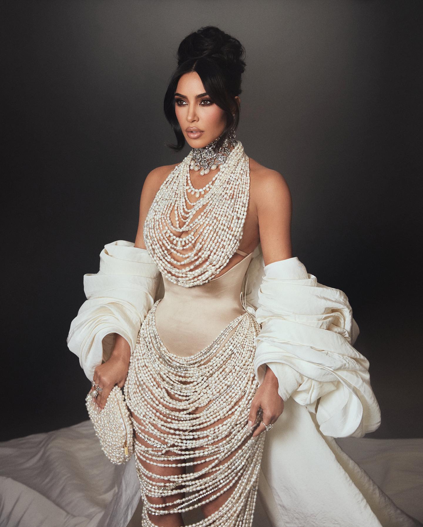 У сукні з перлів: Кім Кардаш'ян засвітила пишну фігуру в “голому“ вбранні