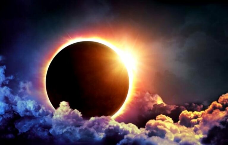 Лунное затмение: названы знаки Зодиака, жизнь которых глобально изменится после 5 мая  - today.ua