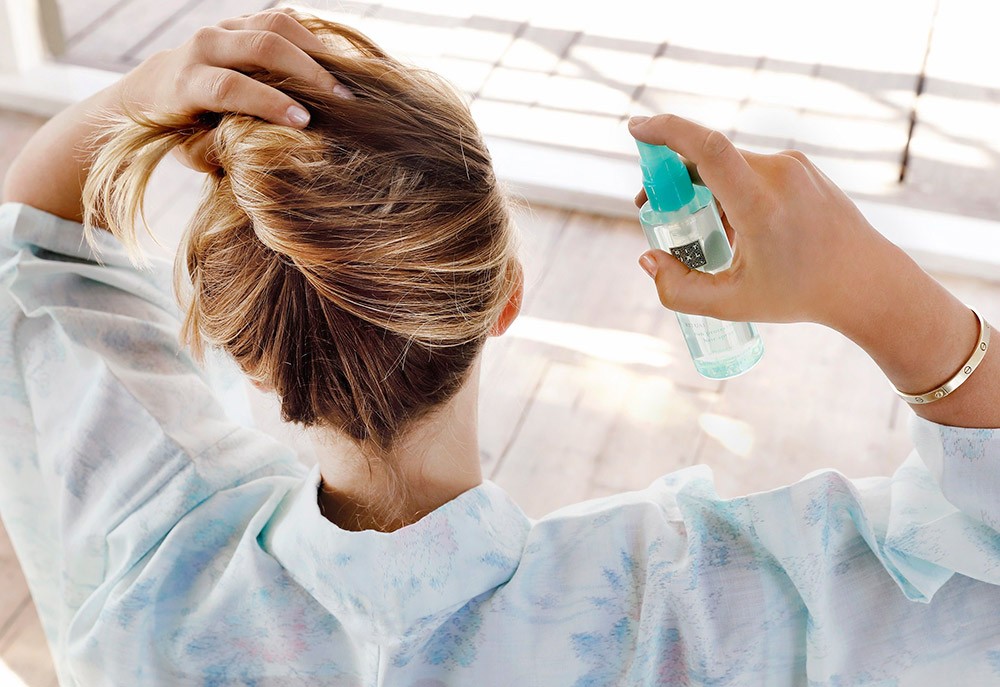 Названо п'ять важливих кроків, як захистити волосся влітку від пересушування та ламкості