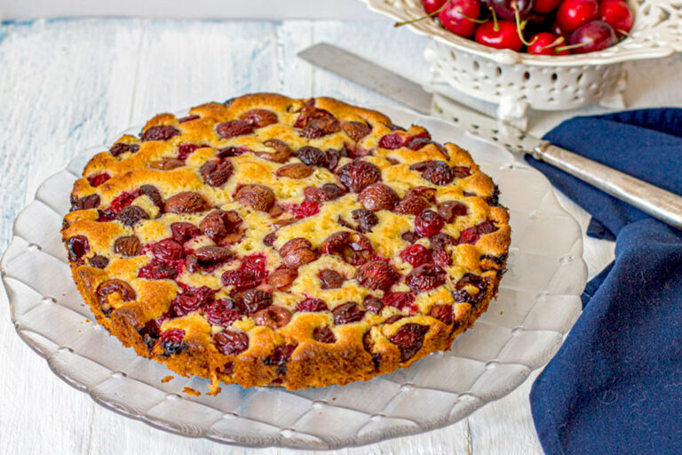 Пирог с черешней на скорую руку: мягкое, рассыпчатое тесто и сочные ягоды - today.ua