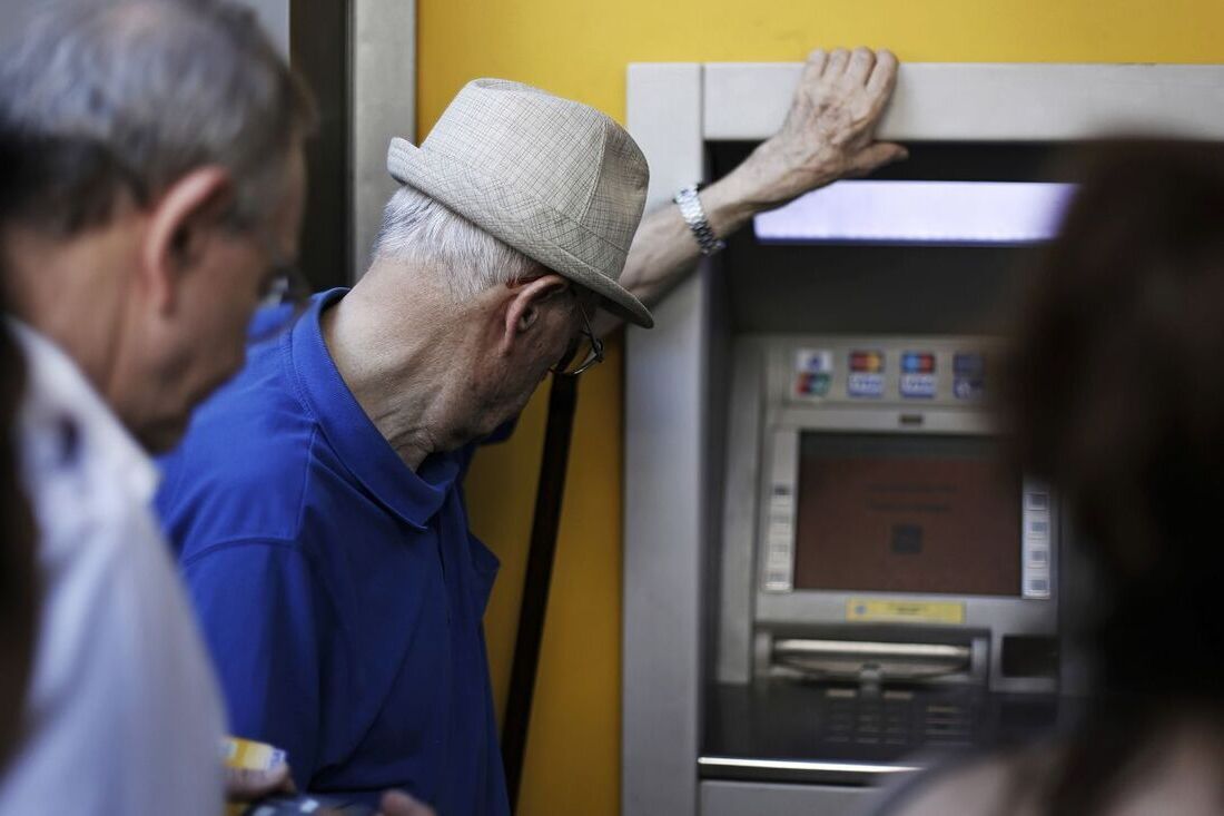 Украинцам могут “заморозить“ пенсии: в Минсоцполитики рассказали, как не потерять выплаты