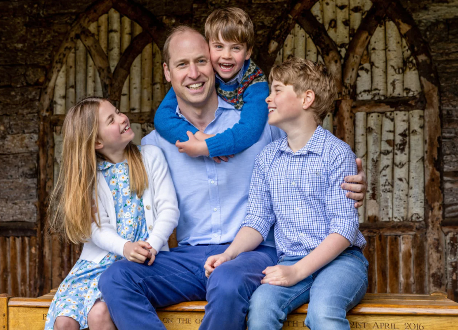 Принц Уильям поделился новым семейным фото со своими тремя детьми в День отца