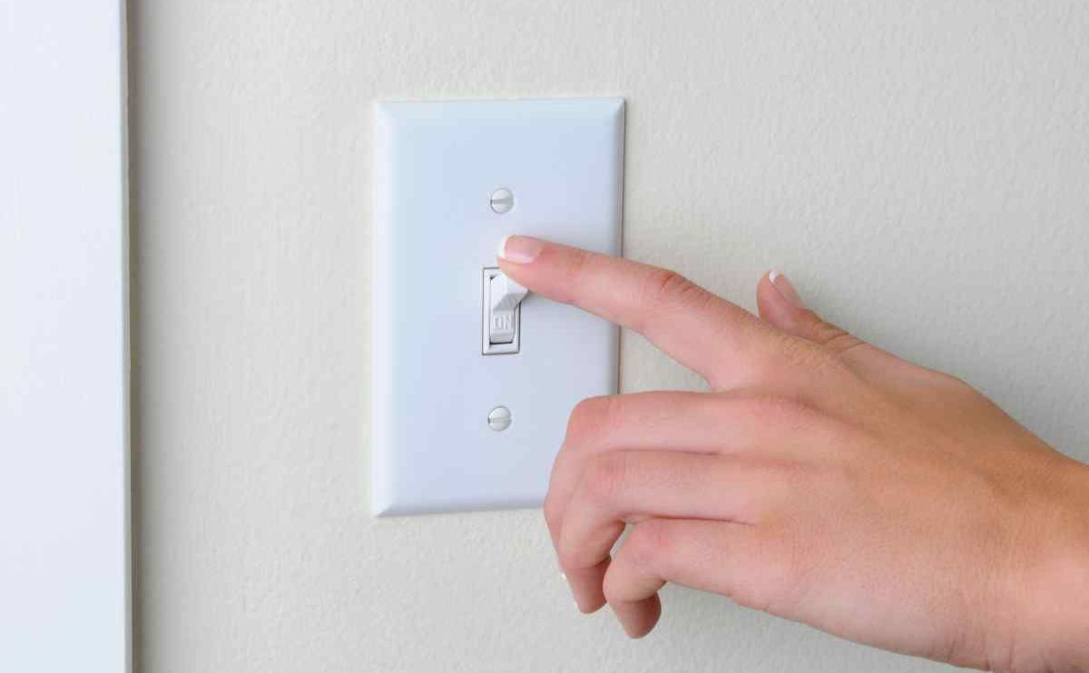 Украинцы могут платить за электроэнергию вдвое меньше: названы действенные способы