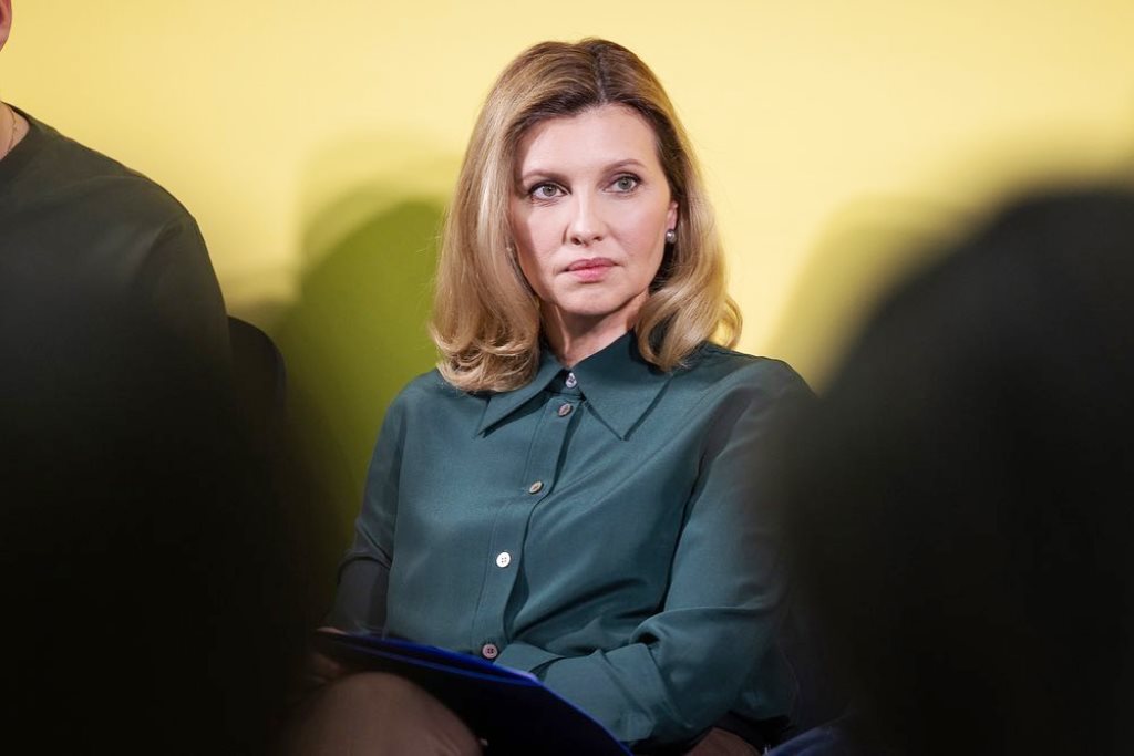 В изумрудной блузке и на шпильках: Елена Зеленская вышла в свет в Киеве - today.ua