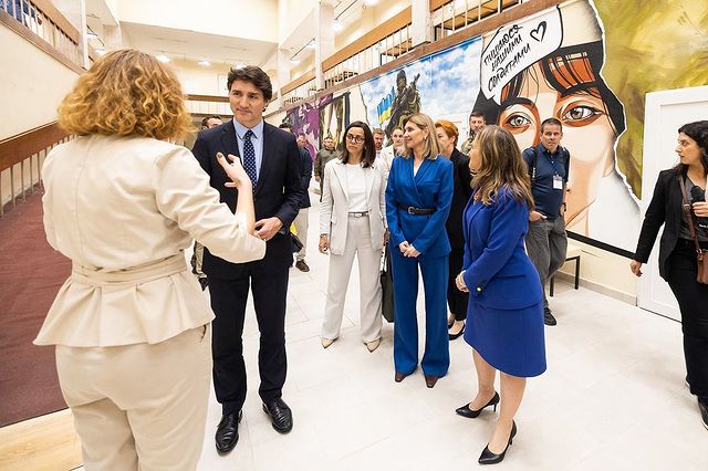 Елена Зеленская в синем тотал-луке посетила с премьером Канады реабилитационный центр на Киевщине