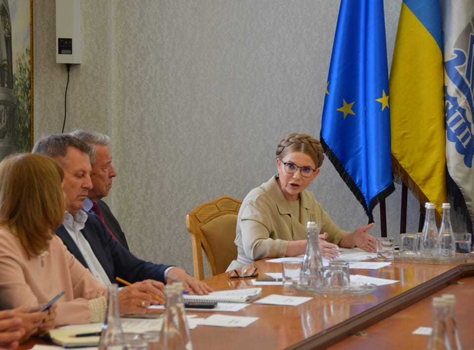 Юлія Тимошенко у стильній сукні-тренчі повторила модний прийом Олени Зеленської
