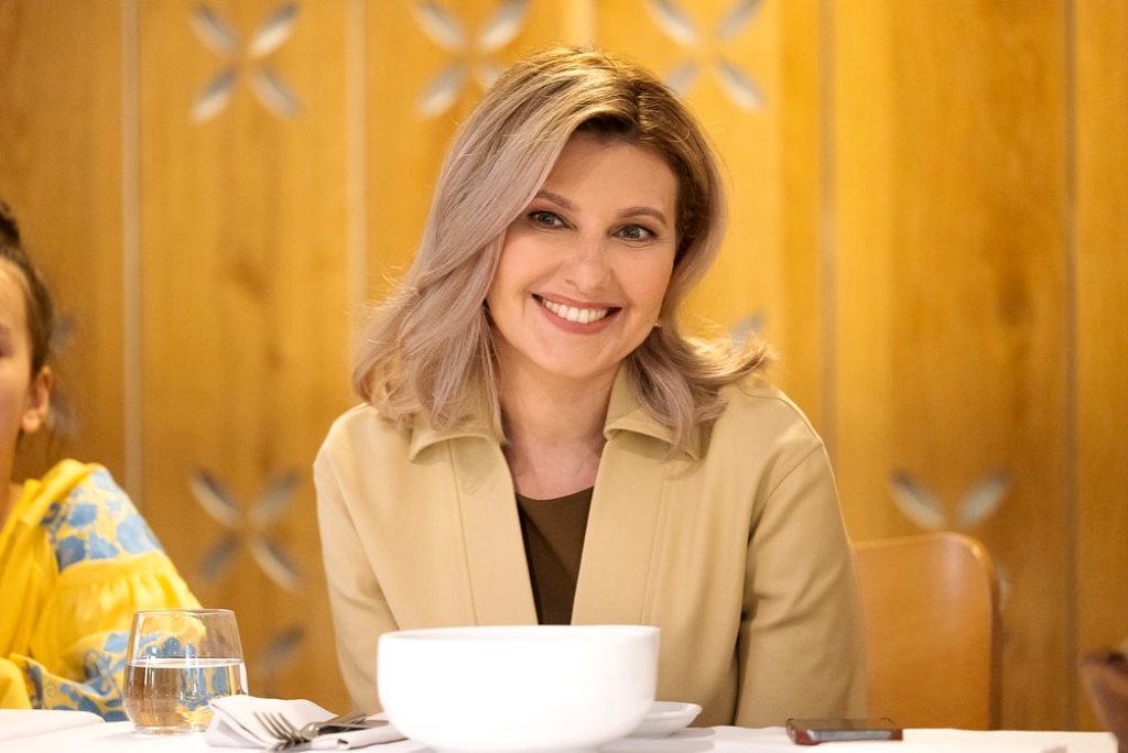 Олена Зеленська у шоколадно-бежевому костюмі зустрілася з дітьми-героями у Києві - today.ua