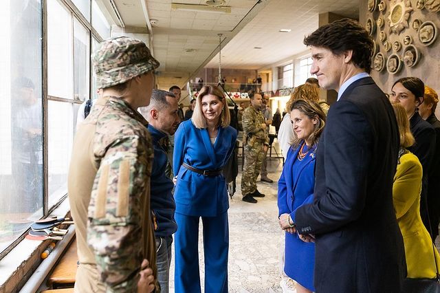 Елена Зеленская в синем тотал-луке посетила с премьером Канады реабилитационный центр на Киевщине