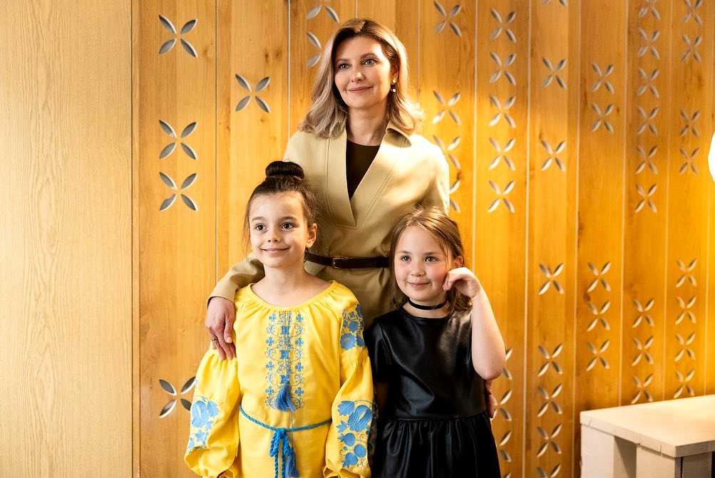 Олена Зеленська у шоколадно-бежевому костюмі зустрілася з дітьми-героями у Києві
