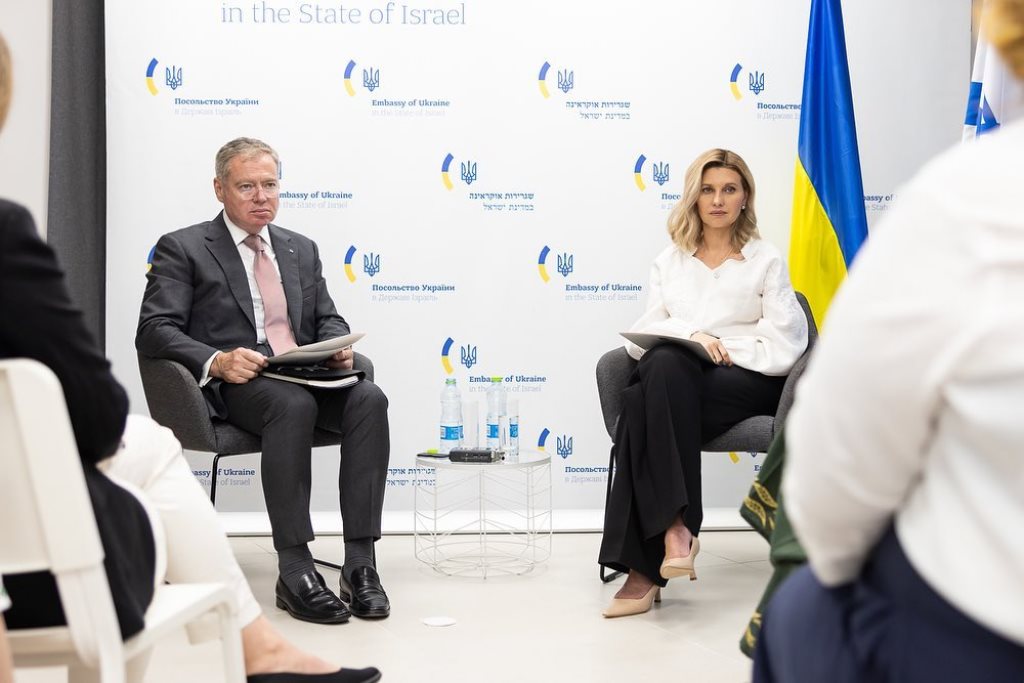 В белоснежной вышиванке и брюках-палаццо: Елена Зеленская посетила украинскую выставку в Израиле 