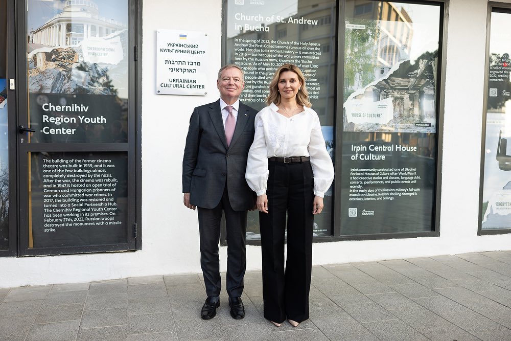 В белоснежной вышиванке и брюках-палаццо: Елена Зеленская посетила украинскую выставку в Израиле 