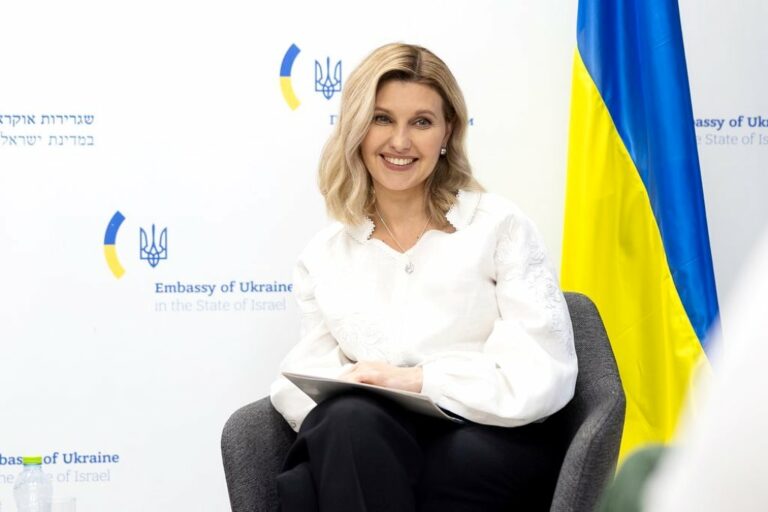 В белоснежной вышиванке и брюках-палаццо: Елена Зеленская посетила украинскую выставку в Израиле  - today.ua