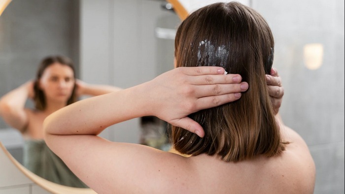 Специалисты по уходу за волосами рассказали, кому нельзя дважды намыливать волосы во время мытья головы